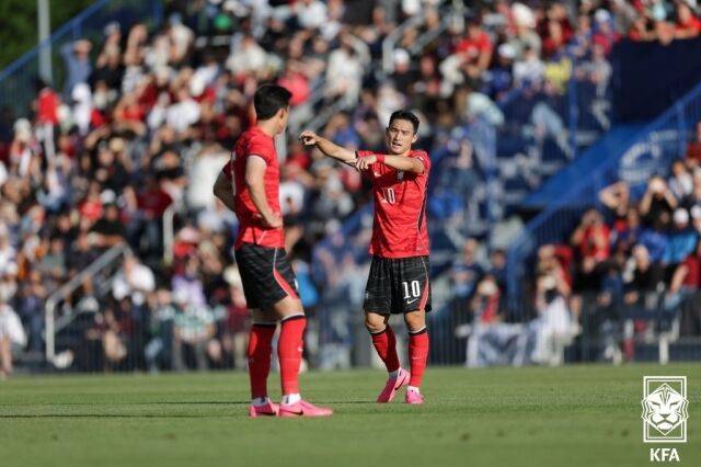 대한민국 축구대표팀이 31일 BYU 사우스 필드에서 열린 트리니다드토바고와의 평가전에서 5-0으로 승리했다. 조유민(오른쪽)이 이한범과 이야기를 나누고 있다./대한축구협회 제공