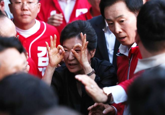수성못서 시민과 인사하는 박근혜 - 추경호 국민의힘 대구시장 후보의 유세를 지원하고자 31일 오후 대구 수성못을 찾은 박근혜 전 대통령이 시민들과 인사를 하고 있다. 2026.5.31. 연합뉴스