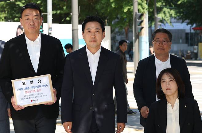 장동혁 국민의힘 상임선거대책위원장(왼쪽 두 번째)이 5월30일 이재명 대통령에 대해 '공직선거법상 투표의 비밀침해죄' 혐의로 고발장을 제출하기 위해 서울 종로구 서울경찰청을 방문하고 있다. ⓒ연합뉴스