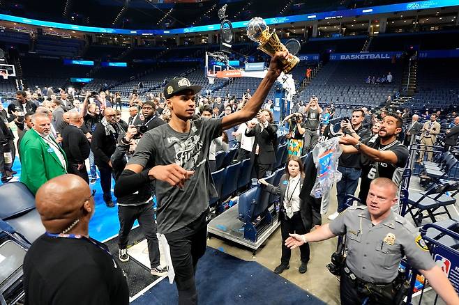 샌안토니오 빅터 웸반야마가 31일 NBA 파이널에 진출한 뒤 서부 콘퍼런스 MVP 트로피를 들고 기뻐하고 있다. AP연합뉴스