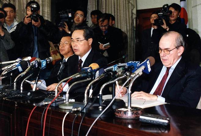 1997년 12월 3일 임창열 당시 경제부총리(가운데)가 IMF(국제통화기금) 구제금융 협상 타결을 발표하고 있다. 왼쪽은 이경식 한국은행 총재, 오른쪽은 미셸 캉드쉬 IMF 총재. 동아DB
