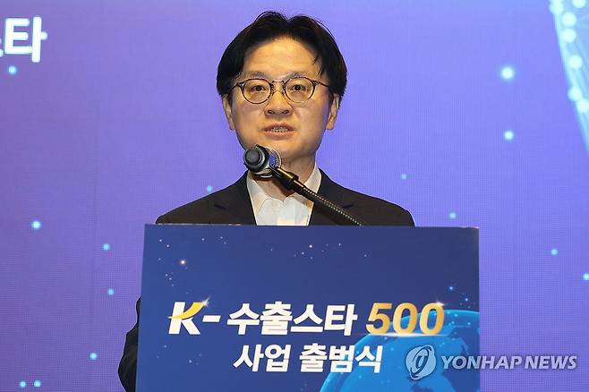 축사하는 김정관 산업통상부 장관 (서울=연합뉴스) 류효림 기자 = 김정관 산업통상부 장관이 12일 서울 성동구 성수동 보테가마지오에서 열린 K-수출스타 500 출범식에서 축사하고 있다. 2026.5.12 ryousanta@yna.co.kr