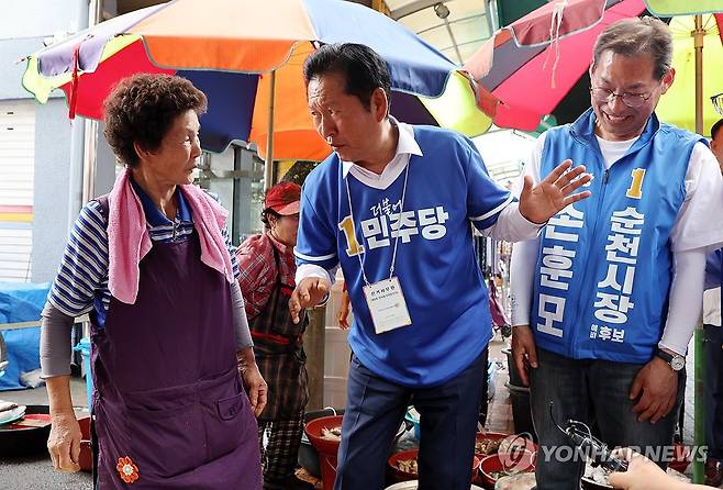 웃장 상인과 대화하는 정청래 위원장 (순천=연합뉴스) 조남수 기자 = 더불어민주당 정청래 총괄상임선거대책위원장이 30일 전남 순천시 중앙로에서 손훈모 순천시장 후보 지원 유세를 마치고 웃장을 방문해 상인과 대화하고 있다. 2026.5.30 iso64@yna.co.kr