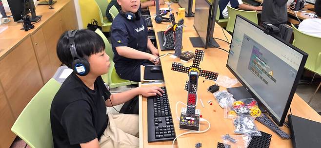 ▲ 수원매화초등학교 학생들이 나는 미래의 인공지능 AI/IoT 설계자 프로그램을 진행하고 있다./사진제공=수원매화초등학교