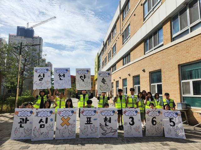 ▲ 청주 내곡초등학교는 1일 전교생을 대상으로 학교문화 책임규약, 등굣길 서약 캠페인을 진행했다. /내곡초 제공