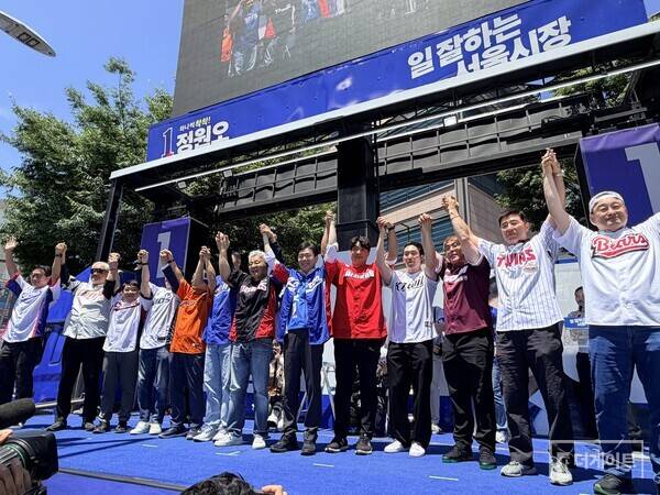 야구 레전드들이 고척스카이돔 유세에 함께 했다(사진=더게이트 DB)