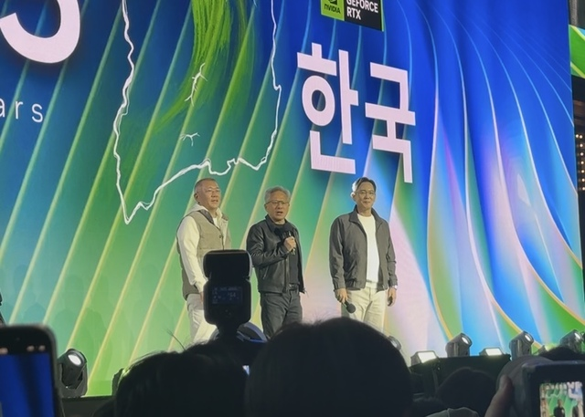 (왼쪽부터)정의선 현대차그룹 회장, 젠슨황 엔비디아 CEO, 이재용 삼성전자 회장이 지난해 10월 서울 강남구에서 열린 ‘지포스 게이머 페스티벌’ 무대에 깜짝 등장했다. 정수연 기자
