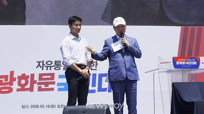 신계몽령TV를 운영하는 박태환 씨(사진 왼쪽)가 5월 16일 열린 광화문 국민대회에서 사회자로 나섰다. 옆에 있는 손상대 씨는 그를 차세대 사회자로 키우고 있다고 말했다. 뉴스앤조이 안디도