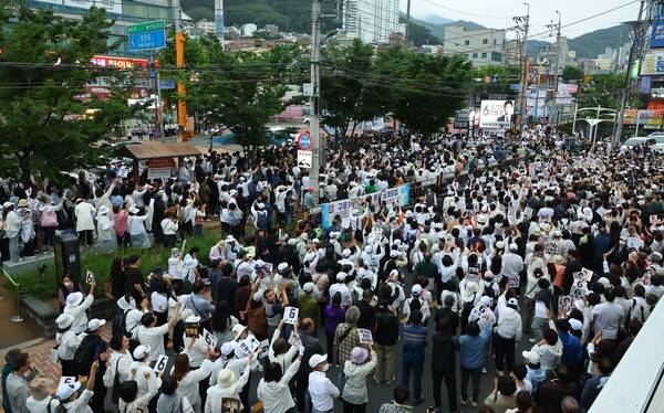21일 오후 부산 북구 구포시장 쌈지공원에서 열린 무소속 한동훈 부산 북갑 국회의원 보궐선거 후보 출정식에서 지지자들이 연설을 듣고 있다. 2026.5.21. 연합뉴스