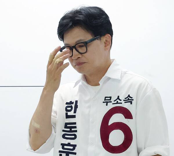 6·3 부산 북갑 국회의원 보궐선거에 출마한 무소속 한동훈 후보가 1일 오후 부산 북구 선거사무소에서 기자회견에 입장하고 있다. 손에는 반창고가 붙어 있다. 2026.6.1. 연합뉴스