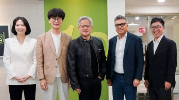 지난해 5월 이해진 의장(왼쪽에서 2번째)과 젠슨 황 엔비디아 CEO(가운데)가 기념촬영을 하고 있다. 2026.05.29. (사진=네이버)