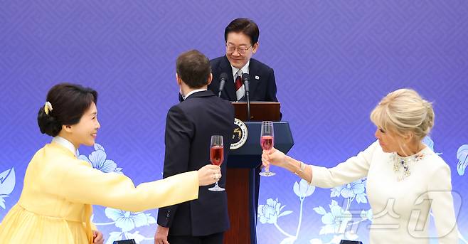 이재명 대통령과 김혜경 여사, 에마뉘엘 마크롱 프랑스 대통령과 브리지트 마크롱 여사가 3일 청와대 영빈관에서 열린 국빈 방한 환영 오찬에서 건배를 하고 있다. 2026.4.3 ⓒ 뉴스1 허경 기자