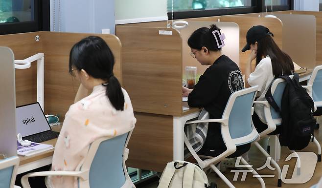 스터디카페에서 공부하는 학생들의 모습.ⓒ 뉴스1 김영운 기자