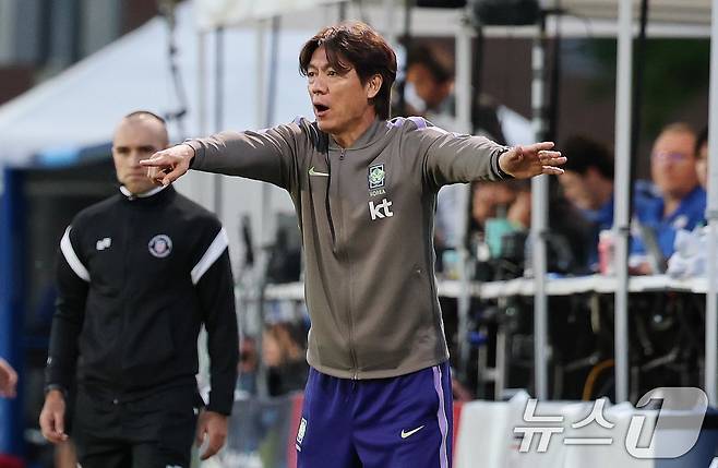 홍명보 대한민국 축구대표팀 감독이 30일(현지시간) 미국 유타주 솔트레이크시티 브리검 영 대학교 BYU 사우스필드 경기장에서 2026 국제축구연맹(FIFA) 북중미 월드컵 앞두고 열린 대한민국과 트리니다드 토바고의 평가전에서 선수들에게 작전 지시를 하고 있다. 2026.5.31 ⓒ 뉴스1 임세영 기자