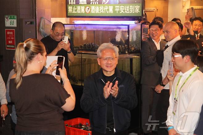 젠슨 황 엔비디아 최고경영자(CEO)가 1일 오후 대만 타이베이 시내 해산물 식당에서 열린 ‘코리아 파트너스 나잇’에 입장하고 있다.2026.6.1 ⓒ 뉴스1 김민재 기자