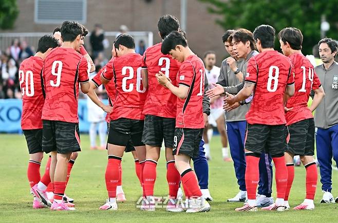 축구국가대표팀의 홍명보 감독(오른쪽 셋째)이 31일(한국시간) 미국 유타주 프로보 스미스 필드 하우스 사우스 필드에서 진행된 트리니다드토바고와의 평가전에서 하이드레이션 브레이크를 이용해 선수들에게 작전 지시를 하고 있다. 프로보(미 유타주) | 박진업 기자 upandup@sportsseoul.com