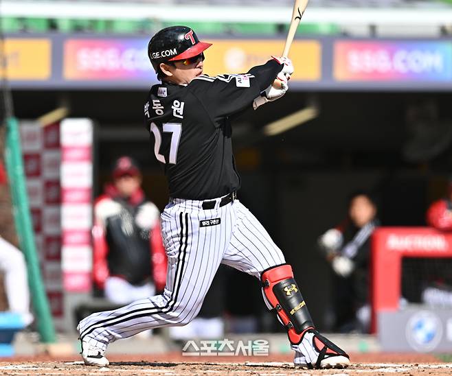 LG 박동원이 19일 인천 SSG랜더스필드에서 열린 2026 KBO리그 시범경기 SSG전 7회초 2사1루 1타점 2루타를 치고 있다. 문학 | 최승섭기자 thunder@sportsseoul.com