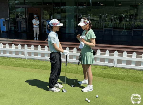 지난 30일부터 31일까지 이틀간 한국여자프로골프협회(KLPGA)가 경기도 용인 써닝포인트 컨트리클럽에서 진행한 '2026 KLPGA 엘리트 유소년 골프 멘토링'을 성공적으로 마무리했다.(멘토링에 참여한 송가은 프로가 참가한 어린이에게 멘토링을 하고 있다). /사진=KLPGA