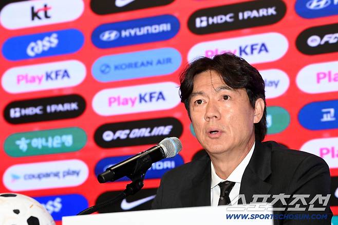 2026 북중미 월드컵 최종 명단발표 기자회견이 16일 서울 광화문 KT 웨스트빌딩 온마당에서 열렸다. 홍명보 감독이 질문에 답하고 있다. 광화문=허상욱 기자wook@sportschosun.com/2026.05.16/