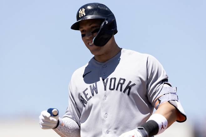May 31, 2026; West Sacramento, California, USA; New York Yankees right fielder Aaron Judge (99) smiles back at his teammates after his bloop hit fell between two Athletics fielders during the third inning at Sutter Health Park. Mandatory Credit: D. Ross Cameron-Imagn Images
<저작권자(c) 연합뉴스, 무단 전재-재배포, AI 학습 및 활용 금지>