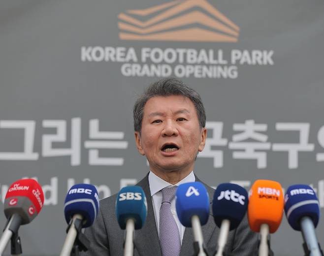 코리아풋볼파크 개관 소감 말하는 정몽규 대한축구협회장
(천안=연합뉴스) 류영석 기자 = 정몽규 대한축구협회장이 7일 공식 개관식이 열리는 충남 천안 코리아풋볼파크에서 취재진을 만나 소감을 말하고 있다. 2026.4.7