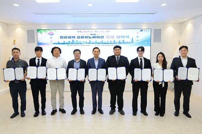 5월 29일 구청에서 열린 업무협약식에 참석한 조성명 강남구청장(가운데)과 기업 대표들. 강남구 제공.