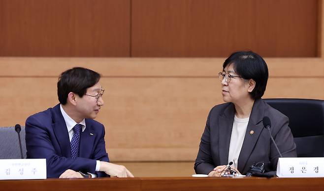 정은경 보건복지부 장관(오른쪽)과 김성주 국민연금공단 이사장이 5월 28일 정부서울청사에서 열린 2026년도 제5차 국민연금기금운용위원회에 참석해 대화하고 있다./뉴스1