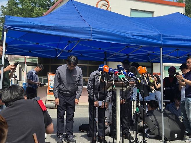 (왼쪽부터) 가재웅 한화에어로스페이스 대전사업장장, 손재일 한화에어로스페이스 대표이사, 이부환 PGM사업부장이 1일 사건현장에서 고개를 숙여 사과하고 있다. 유혜인 기자
