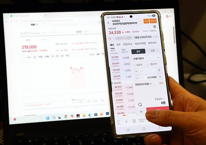 삼성전자와 SK하이닉스 단일종목 레버리지 상장지수펀드(ETF)가 출시된 27일 서울의 한 사무실에서 개인 투자자가 모바일트레이딩시스템(MTS)을 살펴보고 있다. 2026.5.27 ⓒ뉴스1