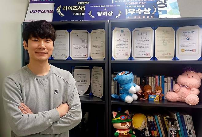 1일 오후 부산 금정구 부산대학교 산학협력관에 마련된 랑구스토리 사무실에서 권오광 대표가 기념촬영하고 있다. 사진=백창훈 기자