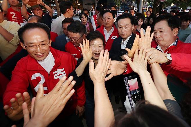 박근혜 전 대통령이 31일 오후 추경호 국민의힘 대구시장 후보와 함께 대구 수성못을 찾아 시민들과 인사를 나누고 있다. 뉴스1