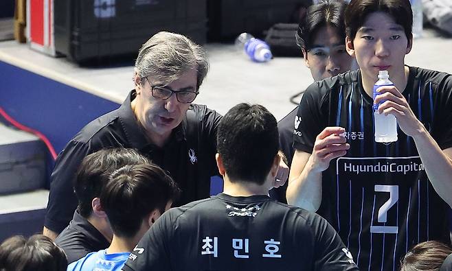 작전을 지시하는 필립 블랑 현대캐피탈 감독. 연합뉴스