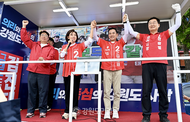 ▲ 국민의힘 김진태 강원도지사 후보가 1일 춘천 후평사거리에서 나경원 국회의원, 정광열 춘천시장 후보 등과 함께 거리 유세에 나서 지지를 호소하고 있다. 방도겸 기자