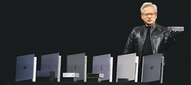 젠슨 황 엔비디아 최고경영자(CEO)가 1일 대만 타이베이 뮤직센터에서 열린 ‘컴퓨텍스 2026’에서 기조연설을 하면서 신제품 RTX 스파크를 공개하고 있다. EPA연합뉴스