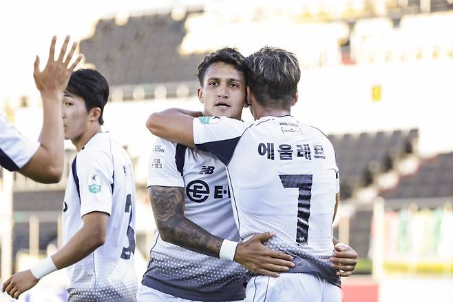 결승골을 넣고 세리머니를 하고 있는 까리우스와 에울레르. 서울 이랜드 FC 제공