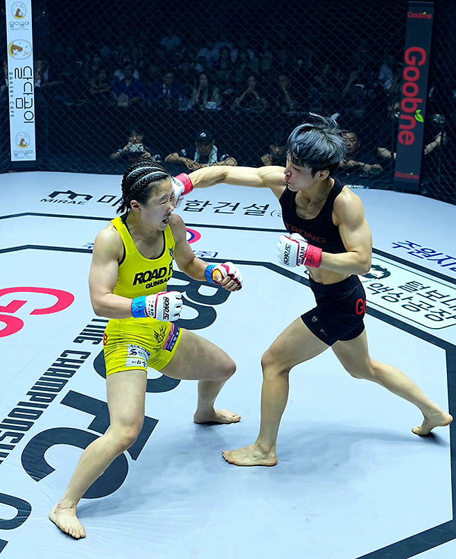 잠정 챔피언 박정은이 2026년 5월 서울특별시 중구 장충체육관 특설 케이지에서 로드FC 여자 아톰급 정규 타이틀매치로 박서영을 공격하고 있다. 사진=세계격투스포츠협회