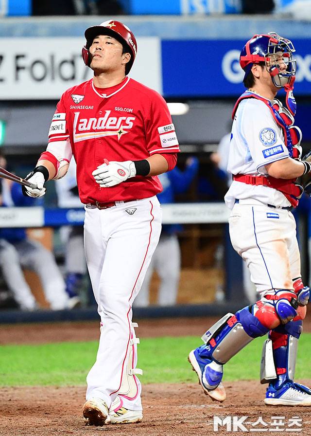 2025년 10월 14일 오후 대구삼성라이온즈파크에서 ‘2025 신한 SOL Bank KBO 포스트시즌’ SSG 랜더스와 삼성 라이온즈의 준플레이오프(5전 3선승제) 4차전이 열렸다. 8회초 1사 1, 3루에서 SSG 한유섬이 헛스윙 삼진을 당한 후 아쉬워 하고 있다. 사진=김영구 기자