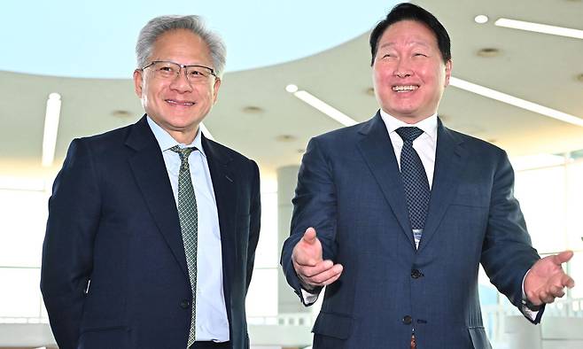 최태원 대한상의 회장이 2025년 10월 31일 경북 경주시 경주예술의전당에서 열린 아시아태평양경제협력체(APEC) CEO 서밋에서 젠슨 황 엔비디아 CEO와 환담 후 취재진의 질문에 답하고 있다. 뉴시스