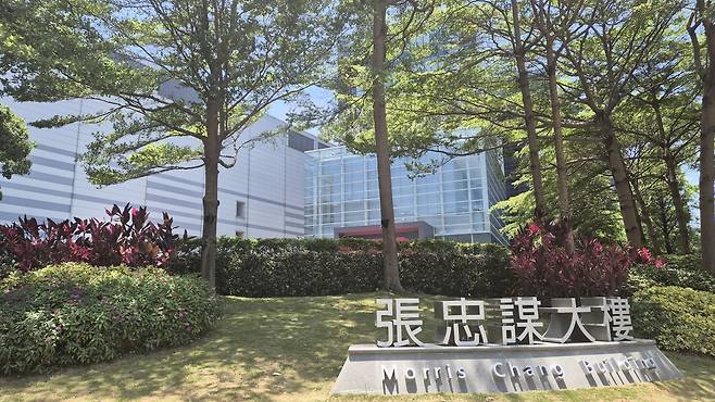 31일 대만 신주시 신주과학단지의 TSMC 건물 앞에 창업자 모리스 창의 이름을 새긴 현판이 세워져 있다. 김윤수 기자