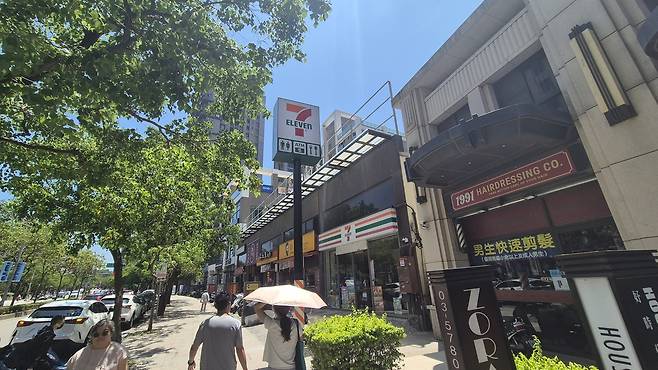31일 대만 신주시의 번화가 관신로에 편의점 세븐일레븐이 들어서 있다. 김윤수 기자