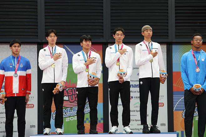 한국 육상 U20 계주 대표팀이 31일 U20 아시아 선수권 4X100m에서 우승한 뒤 시상대에 올라 애국가를 듣고 있다. 대한육상연맹 제공