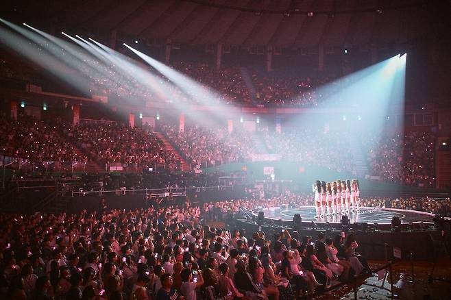 그룹 아이오아이가 서울 잠실실내체육관에서 열린 ‘2026 I.O.I Concert Tour: LOOP in SEOUL’ 무대에 올라 공연하고 있다. 아이오아이는 지난달 29일부터 31일까지 사흘간 서울 공연을 열었다. 스윙엔터테인먼트 제공
