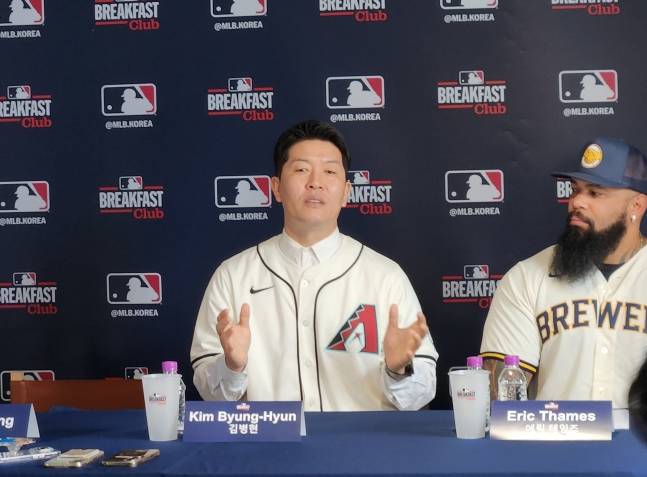 김병현(왼쪽)이 1일 'MLB 브렉퍼스트 클럽(MLB Breakfast Club)' 행사에서 취재진의 질문에 답하고 있다. /사진=안호근 기자