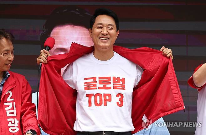 지지 호소하는 오세훈 후보 (서울=연합뉴스) 윤동진 기자 = 국민의힘 오세훈 서울시장 후보가 1일 서울 롯데백화점 노원점 앞에서 지지를 호소하고 있다. 2026.6.1 mon@yna.co.kr