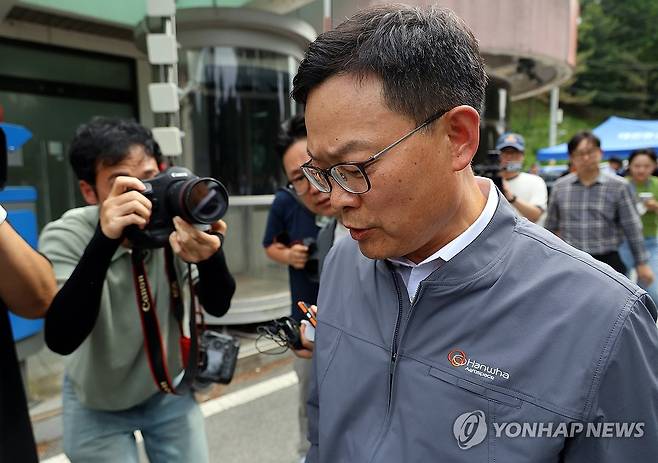 굳은 표정 보이는 손재일 한화에어로 대표 (대전=연합뉴스) 이주형 기자 = 1일 오전 대전 유성구 외삼동 한화에어로스페이스 대전사업장에서 폭발 사고가 난 가운데 손재일 한화에어로스페이스 대표이사가 언론 브리핑을 마친 뒤 굳은 표정으로 이동하고 있다. 2026.6.1 coolee@yna.co.kr