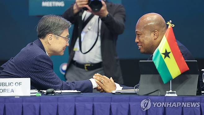 손 맞잡은 한국-가나 외교 장관 (서울=연합뉴스) 서대연 기자 = 1일 서울 중구 롯데호텔에서 열린 2026 한-아프리카 외교장관회의에서 조현 외교부 장관(왼쪽)과 사무엘 오쿠제토 아블라콰 가나 외교부 장관이 손을 맞잡고 있다. 2026.6.1 dwise@yna.co.kr