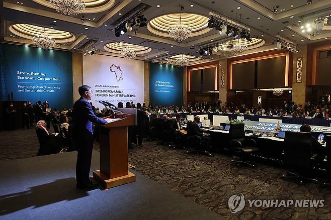한-아프리카 외교장관회의 개회사하는 조현 장관 (서울=연합뉴스) 서대연 기자 = 조현 외교부 장관이 1일 서울 중구 롯데호텔에서 열린 2026 한-아프리카 외교장관회의에서 개회사를 하고 있다. 2026.6.1 dwise@yna.co.kr