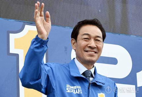 ◇제9회 전국동시 지방선거를 이틀 앞둔 1일 춘천 신사우사거리에서 우상호 더불어민주당 도지사 후보가 유권자들에게 지지를 호소하고 있다. 신세희기자