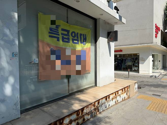 서울 강남구 신사동 가로수길의 입구 초입 상가가 임대 매물로 나와있다.(조유정 기자 youjung@)