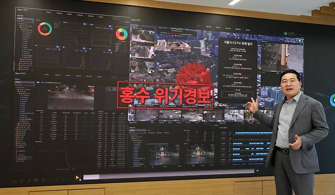 최은수 인텔리빅스 대표가 19일 서울 서초구 본사에서 AI 영상 관제 플랫폼 '젠 AMS(Gen AMS)'에 대해 설명하고 있다. 고이란 기자 photoeran@